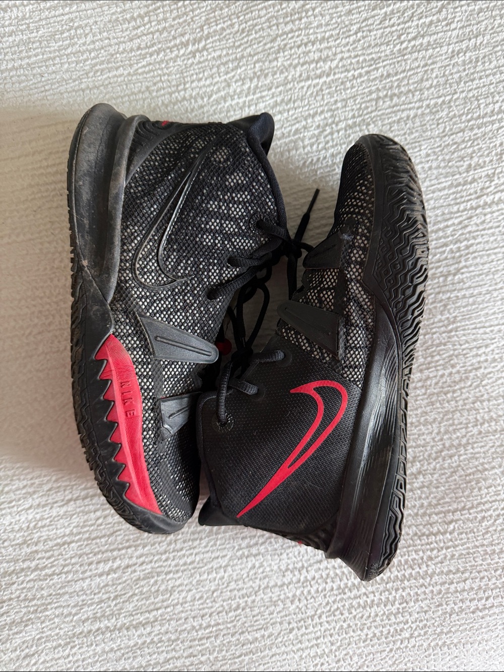 Nike Men’s Black & Red Athletic Basketball Shoes Kyrese Breds